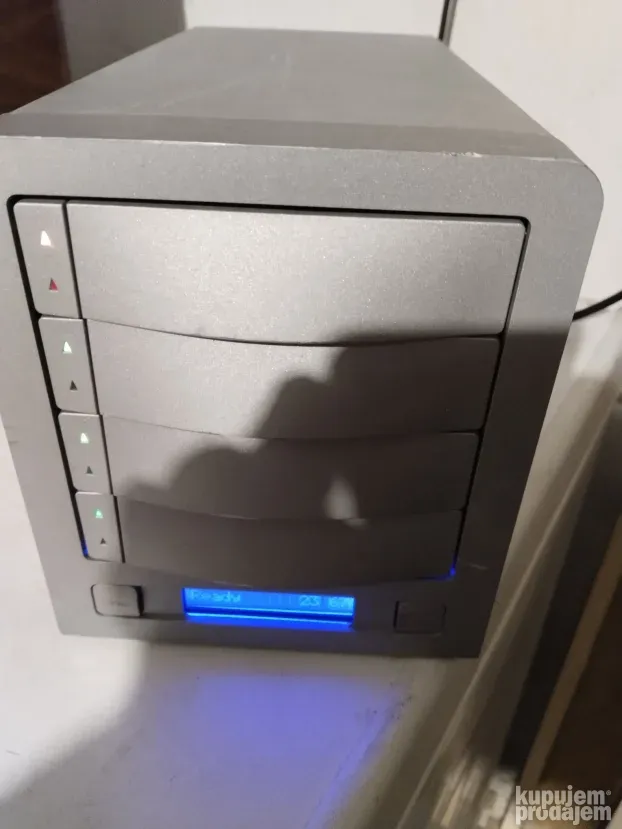 LaCie Biggest F800 Diskstation Raid sa 4 Hard diska po 250Gb