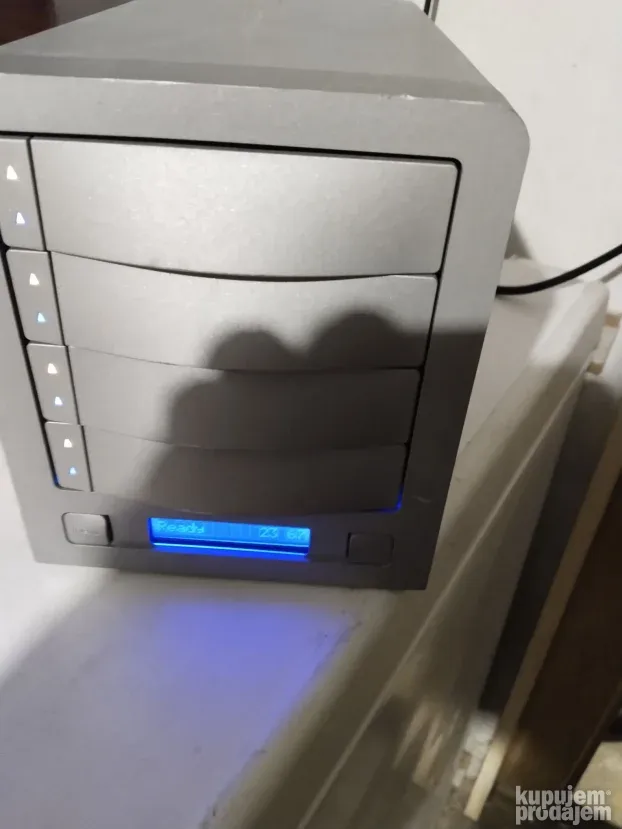 LaCie Biggest F800 Diskstation Raid sa 4 Hard diska po 250Gb