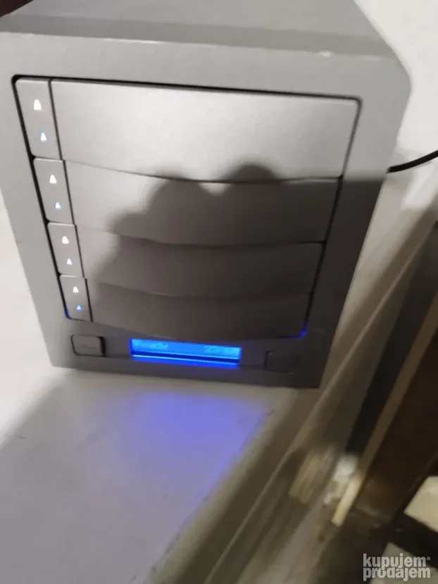 LaCie Biggest F800 Diskstation Raid sa 4 Hard diska po 250Gb