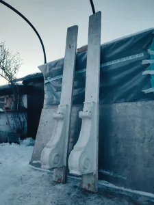 Stari betonski fasadni ukrasi-za kamine, ulazna vrata i sl.