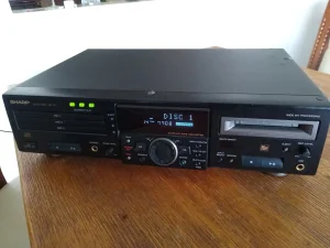 SHARP MD-R3 CD plejer i Mini Disc, sasvim lepo očuvan