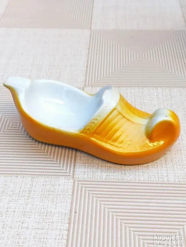 Retro porcelanski suvenir iz 70tih piksla povoljno