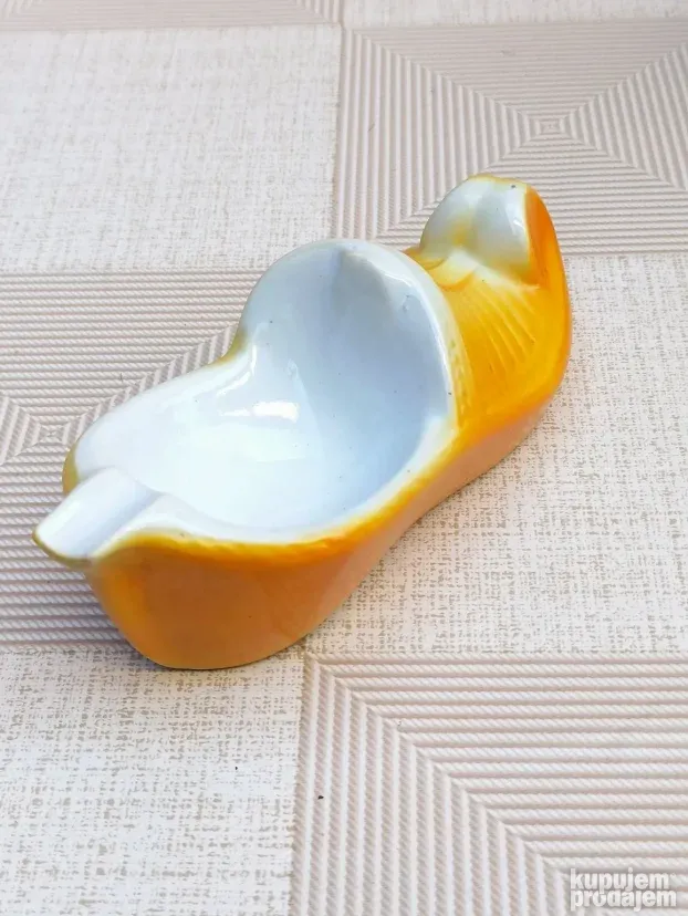Retro porcelanski suvenir iz 70tih piksla povoljno