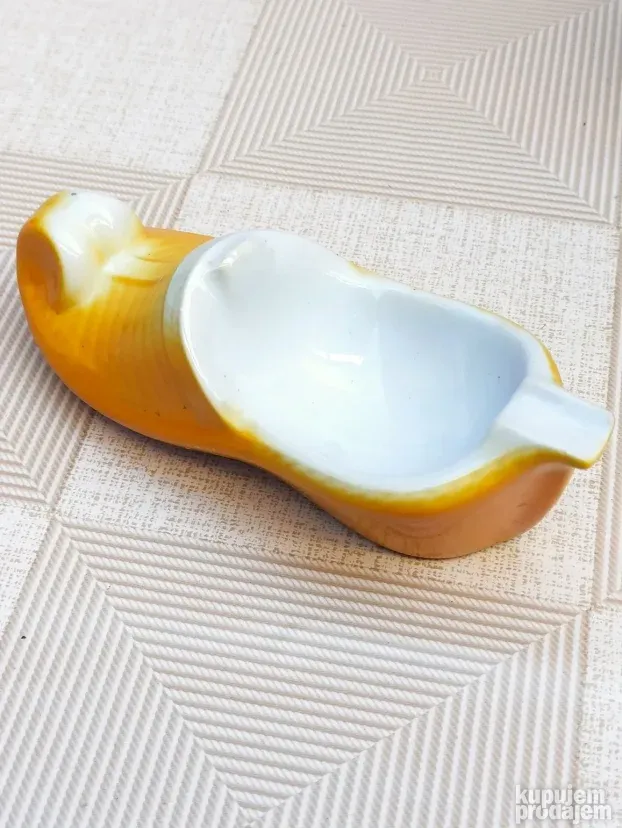 Retro porcelanski suvenir iz 70tih piksla povoljno