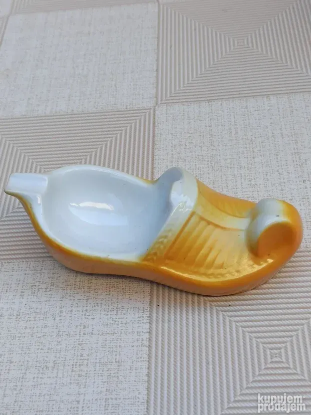 Retro porcelanski suvenir iz 70tih piksla povoljno
