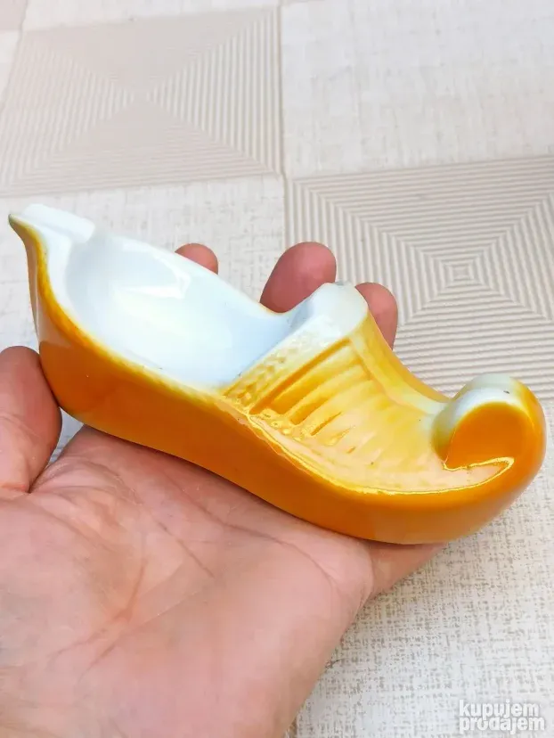 Retro porcelanski suvenir iz 70tih piksla povoljno