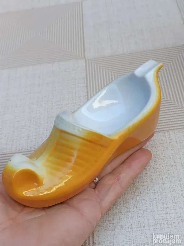 Retro porcelanski suvenir iz 70tih piksla povoljno