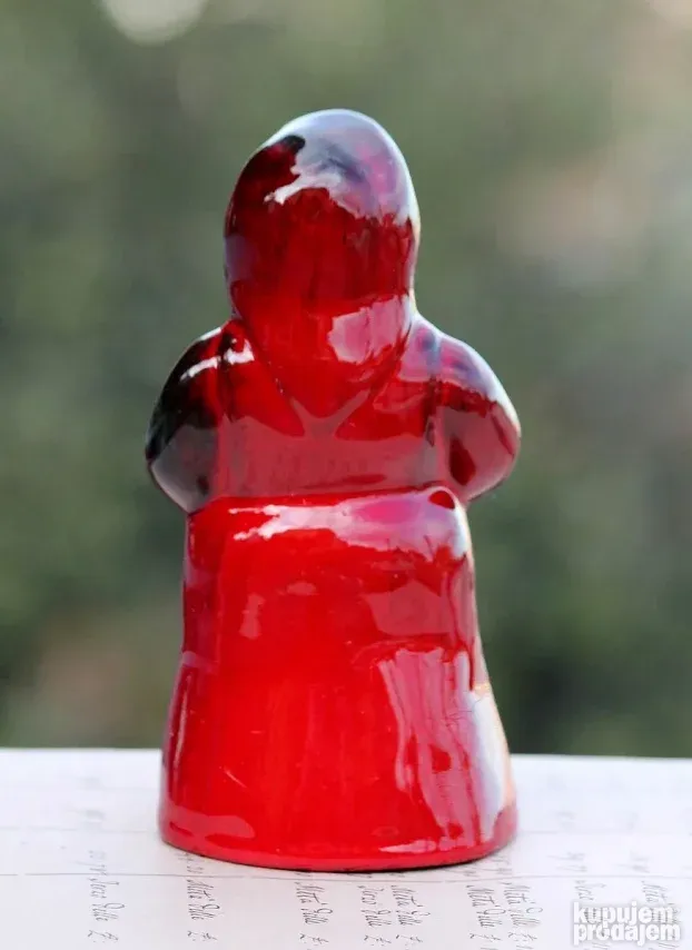 Devojka sa maramom crvena figura glazirano