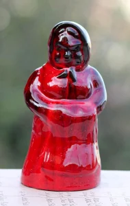 Devojka sa maramom crvena figura glazirano