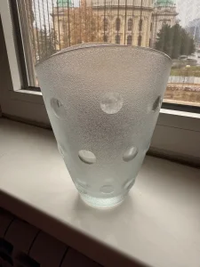 Staklena vaza modernog dizajna