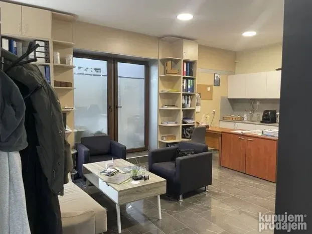 Spratna kuca od 408m2 na Klisi!