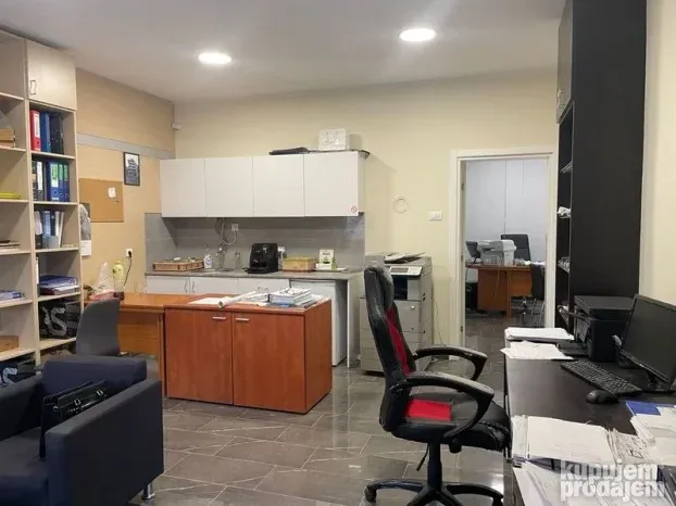 Spratna kuca od 408m2 na Klisi!