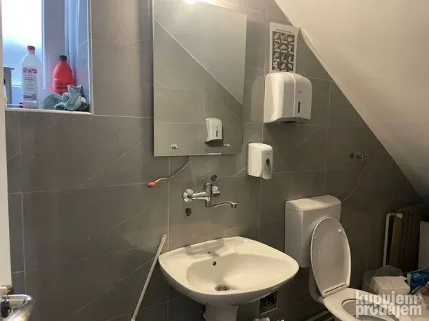 Spratna kuca od 408m2 na Klisi!