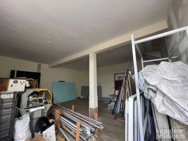 Spratna kuca od 408m2 na Klisi!