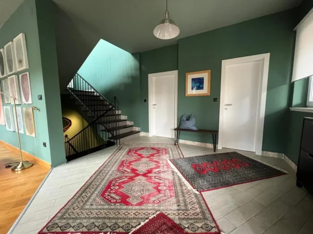 Voje Radića, Jajinci, 3.0 trosobna, 270 m²