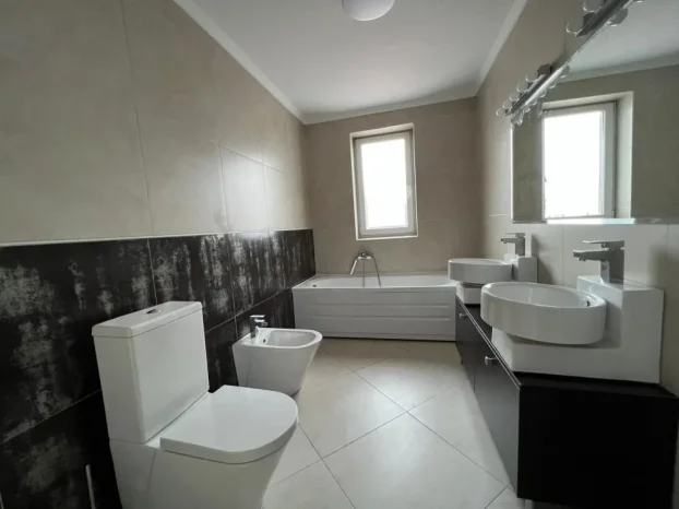 Voje Radića, Jajinci, 3.0 trosobna, 270 m²