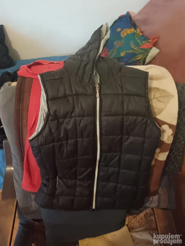 crni dečji prsluk sa kapuljačom