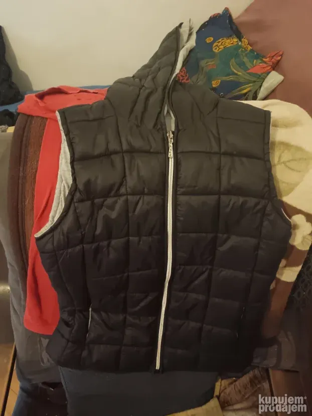 crni dečji prsluk sa kapuljačom