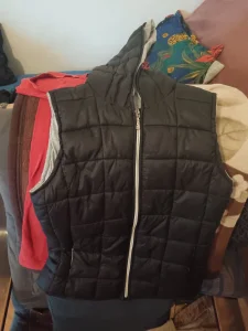 crni dečji prsluk sa kapuljačom