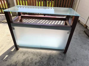 Komoda ručno pravljena od punog drveta