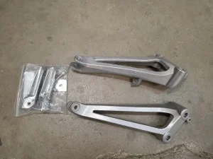 Yamaha R1 Zadnji nogostupi