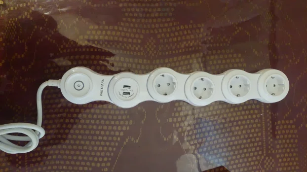 Produzni kabl sa 4 uticnica i 2 USB ulaza