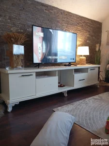 Prodajem komodu za tv fali jedna rucka koja moze da se names