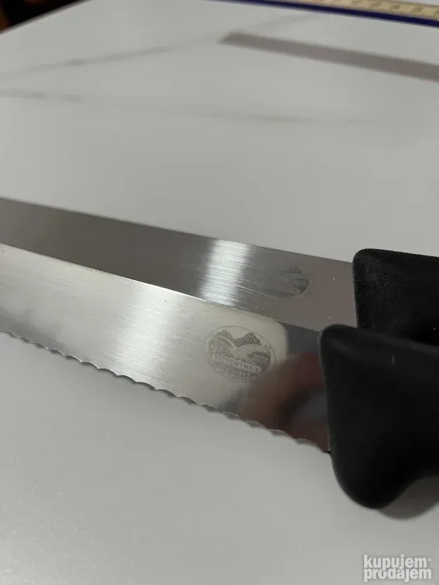 Victorinox nazubljeni noz za hleb