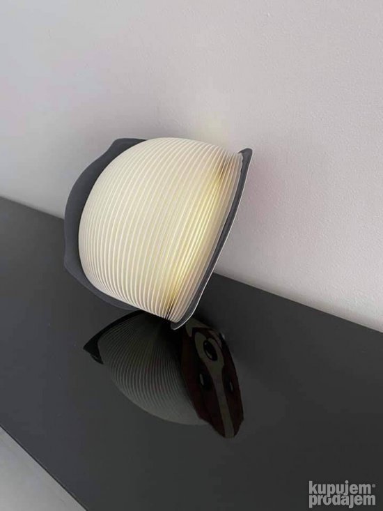 Lampa knjiga sa motivom psa kuce