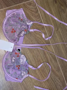 Grudnjak sa cvecem sa etiketom br.75