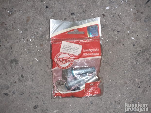 Lada ulosci brave vrata i gepeka sa kljucevima