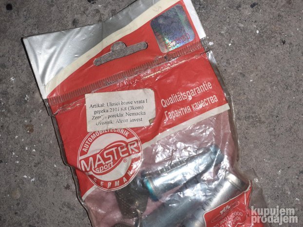 Lada ulosci brave vrata i gepeka sa kljucevima