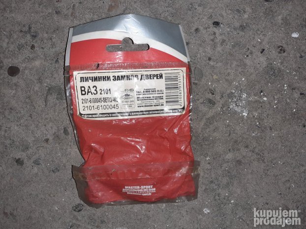 Lada ulosci brave vrata i gepeka sa kljucevima