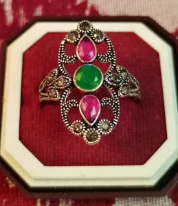 Prekrasan veliki srebrni prsten sa sintetskim rubinima