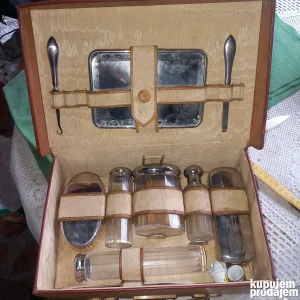 Pribor za higijenu u kožnom koferu