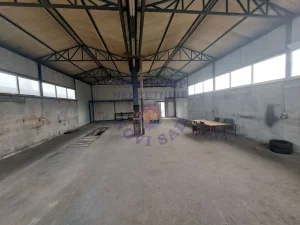 543413 - Odlična hala na ulazu u Kać!