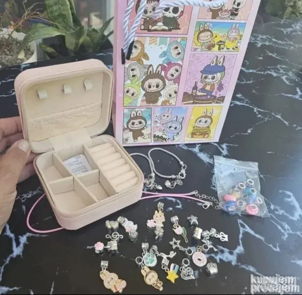 Labubu Pandora sa privescima