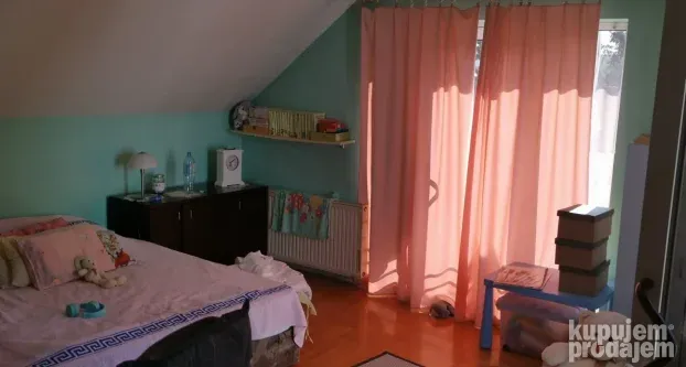 Izdaje se poslovno stambeni prostor u Ekstra zoni, 300m2