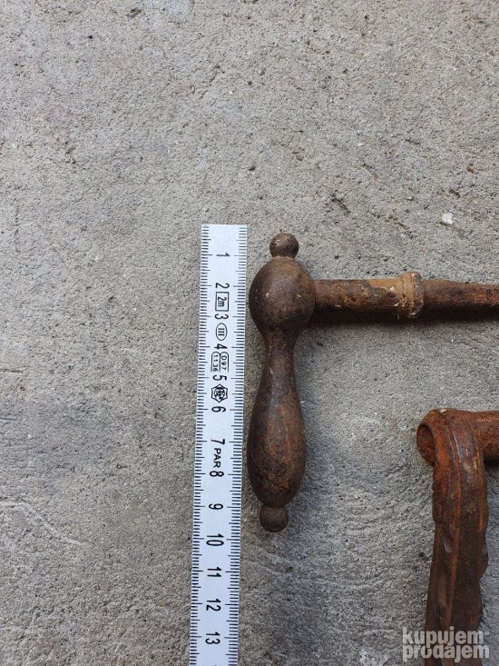 Stare masivne metalne kvake za kapije i vrata