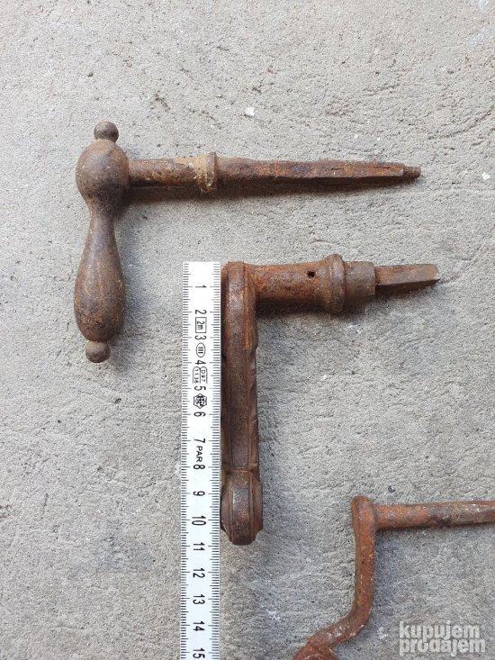 Stare masivne metalne kvake za kapije i vrata