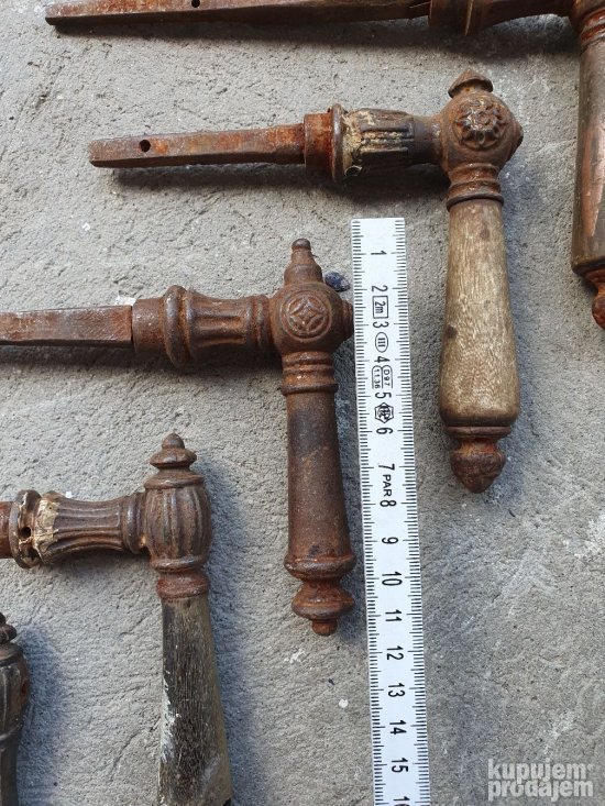 Stare masivne metalne kvake za kapije i vrata