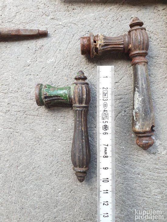 Stare masivne metalne kvake za kapije i vrata