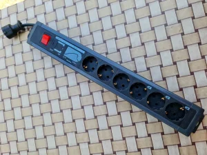 REV-1466 - kvalitetan produžni kabel, razdelnik 6 mesta, 3m