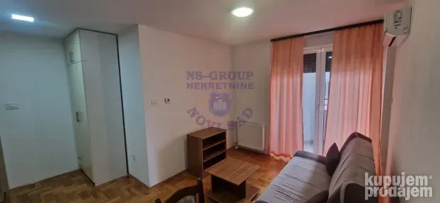 Izdaje se odlična garosnjera na Grbavici. 27m2, nameštena.