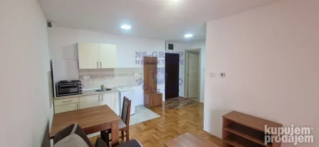 Izdaje se odlična garosnjera na Grbavici. 27m2, nameštena.