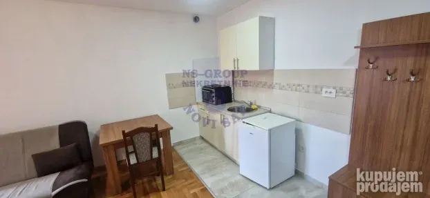 Izdaje se odlična garosnjera na Grbavici. 27m2, nameštena.