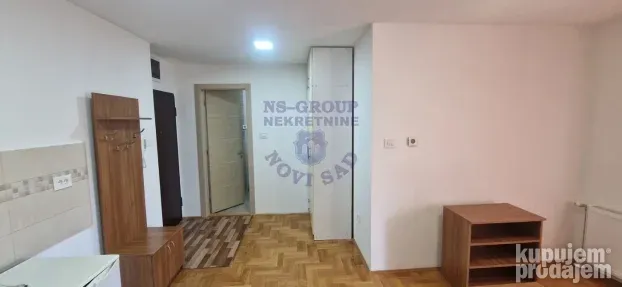 Izdaje se odlična garosnjera na Grbavici. 27m2, nameštena.