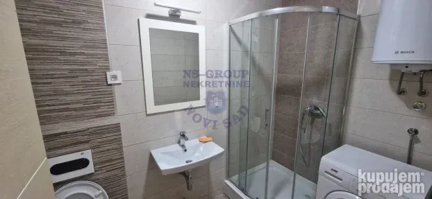 Izdaje se odlična garosnjera na Grbavici. 27m2, nameštena.