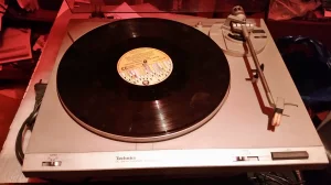 ploce i kasete i tehniks gramofon i zvucna kutija tehniks