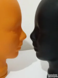 Dve biste od šupljeg stakla